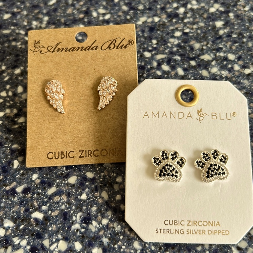 Brand new never worn. Costume jewelry earrings for pierced ears.